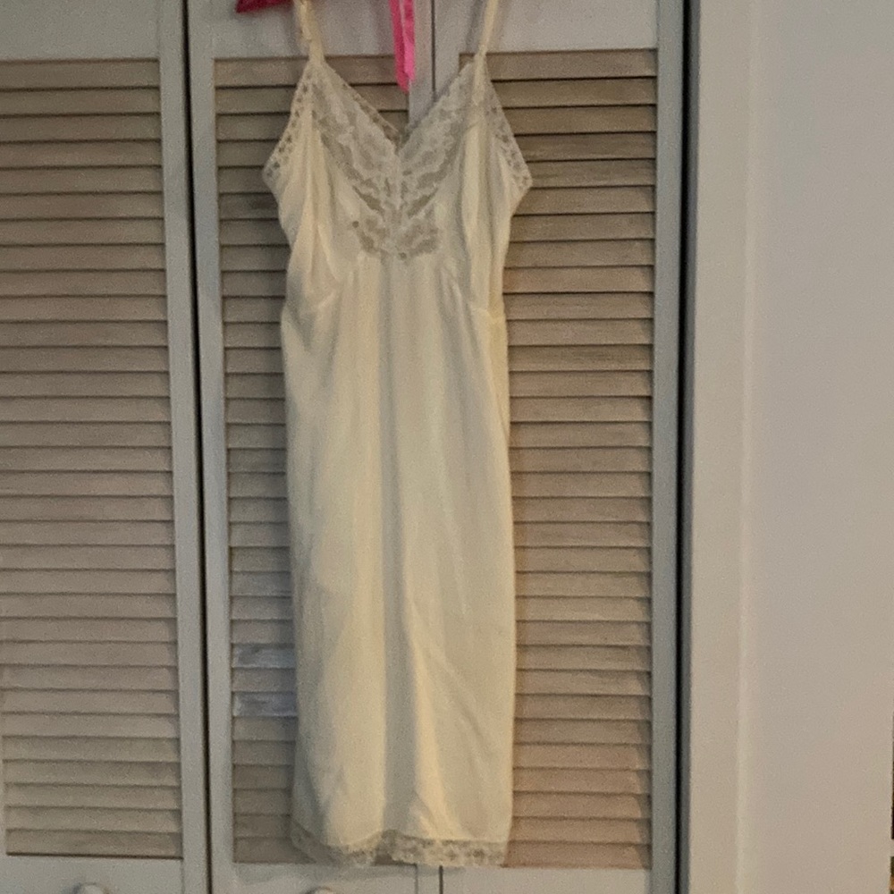 Vintage Beige Silky Lace Slip. 40B Short